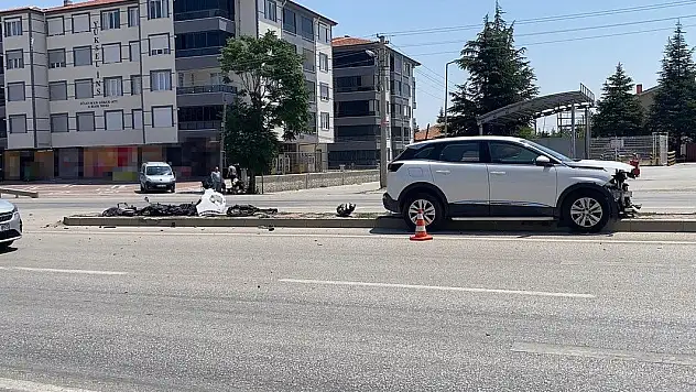 Beton mikseriyle temas eden araç refüje savruldu