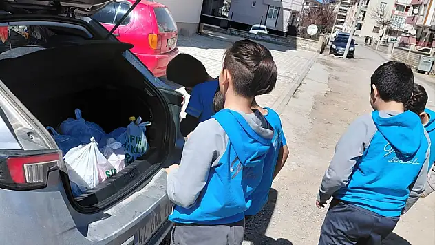 Beyşehir'de öğrenciler yardım faaliyetiyle gönüllere dokunuyor