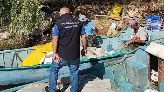 Beyşehir Gölü'nde balıkçı tekneleri ve balık işleme fabrikaları denetlendi