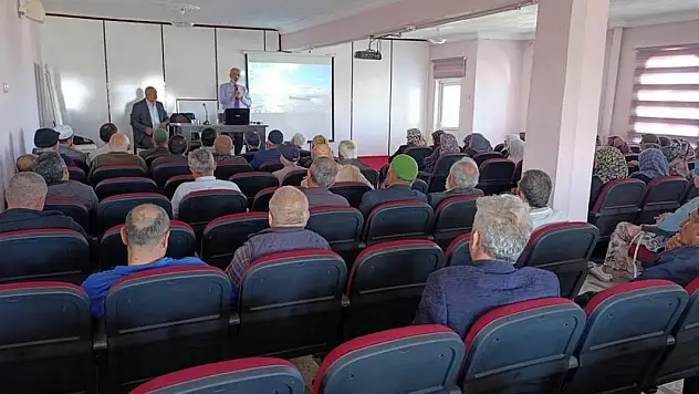Beyşehir'de hacı adaylarına seminer düzenlendi