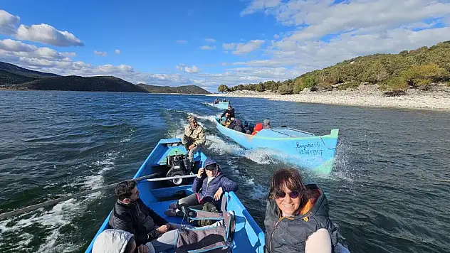 Beyşehir'de kayıklarla ulaştıkları adada keşif yaptılar!