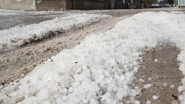 Beyşehir'de sağanak ve dolu etkili oldu