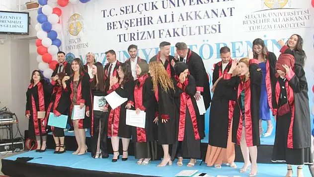 Beyşehir'de Turizm Fakültesi'nde mezuniyet coşkusu