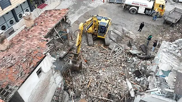 Beyşehir'deki metruk yapılar belediye tarafından yıkılıyor