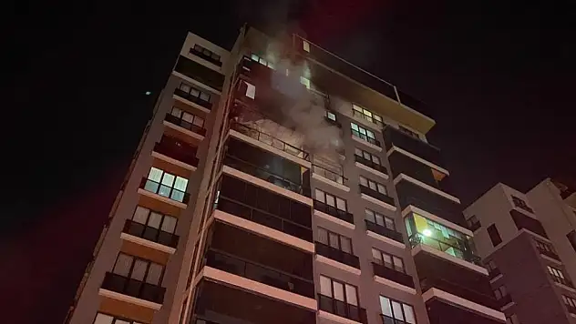 Binada feci yangın: 19 kişi mahsur kaldı!