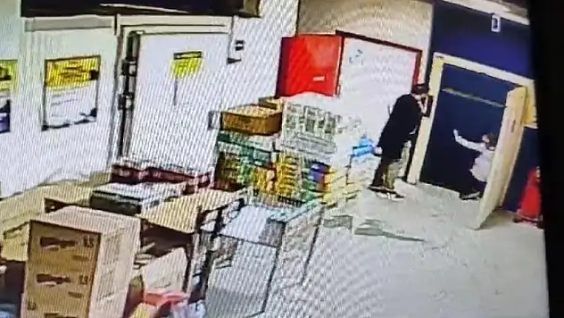 Bindiği asansörün kabini düştü!