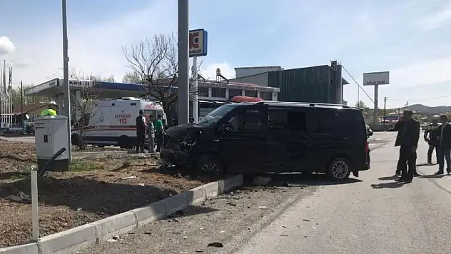 Bingöl'de minibüs ile hafif ticari araç çarpıştı: 15 yaralı