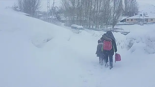 Bingöl'ün 2 ilçesinde taşımalı eğitime kar engeli