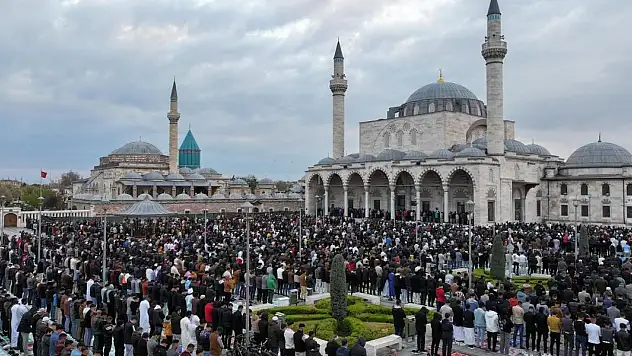 Binlerce Konyalı 'Bayram Namazı' için Mevlana Meydanı'nda buluştu