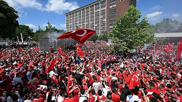 Binlerce Türk taraftar Portekiz maçı öncesinde taraftar yürüyüşü gerçekleştirdi