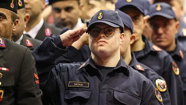 Bir günlüğüne asker olan engelli gençler tezkere aldı