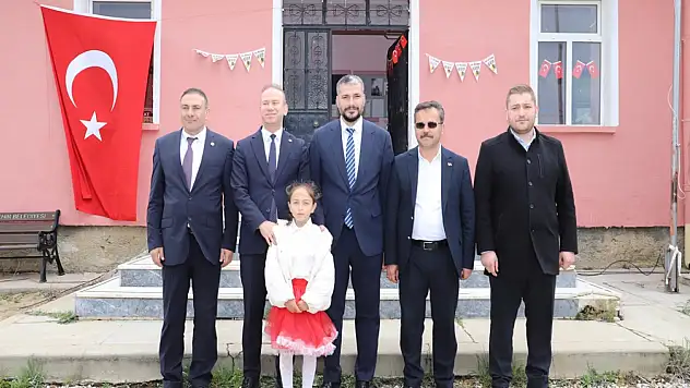 Bir öğretmen, bir öğrenci, bir millet: Konya'da yürekleri ısıtan 23 Nisan tablosu!