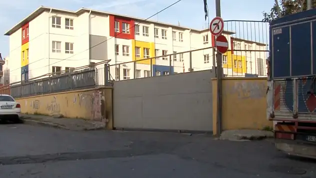 Bir okulun kapısı öğrencilerin üstüne düştü: 4 yaralı