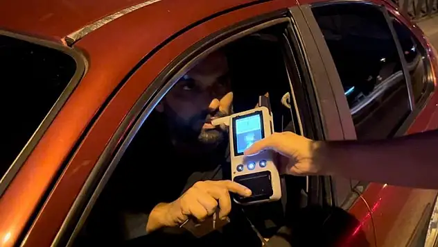 Bir promille ehliyeti kaptırınca kendine böyle bela okudu....