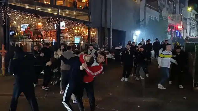 Birbirine giren taraftarlar mahalleyi savaş alanına çevirdi: 5 yaralı