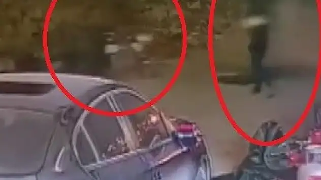 Biri gözcülük yaptı, diğeri motoru çaldı: O anlar kamerada