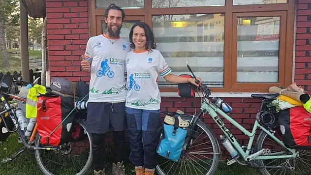 Bisiklet tutkunu Yunan çift, Beyşehir'de mola verdi