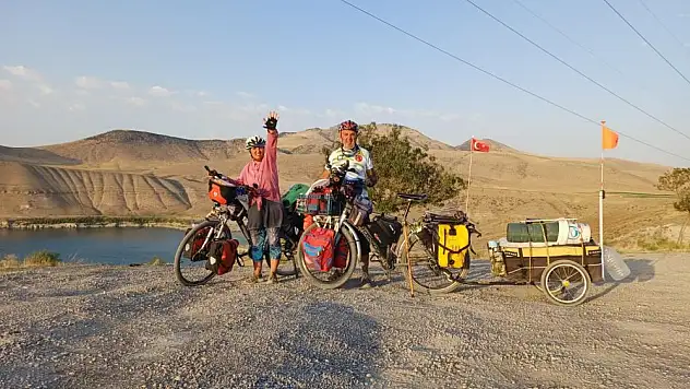 Bisikletle Türkiye'yi gezen emekli çift Karapınar'a ulaştı