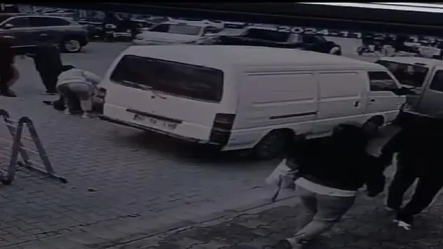 Bisikletliyle yaşlı kadına çarptı! O anlar kamerada...