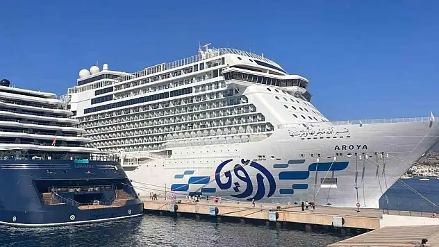 Bodrum'a 2 gemi birden geldi