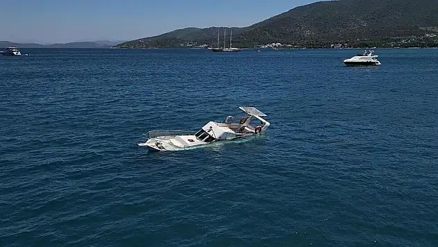 Bodrum'da 10 metrelik tekne battı
