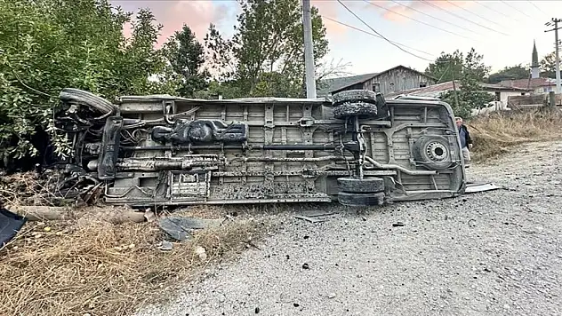 Bolu'da minibüs ile traktörün çarpıştığı kazada 15 kişi yaralandı