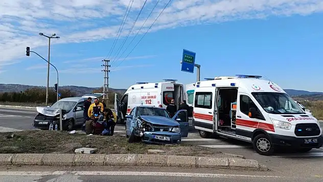 Bolu'da otomobil ile hafif ticari araç çarpıştı: 8 yaralı