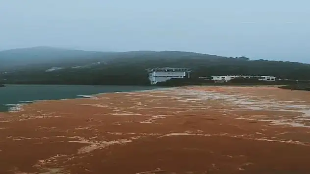 Borçka'da taşan dereler Çoruh Nehri'yle buluştu