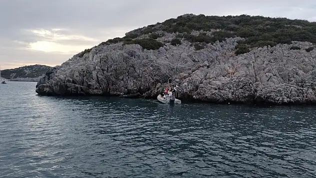 Bot kayalıklara çarptı: 4 yaralı