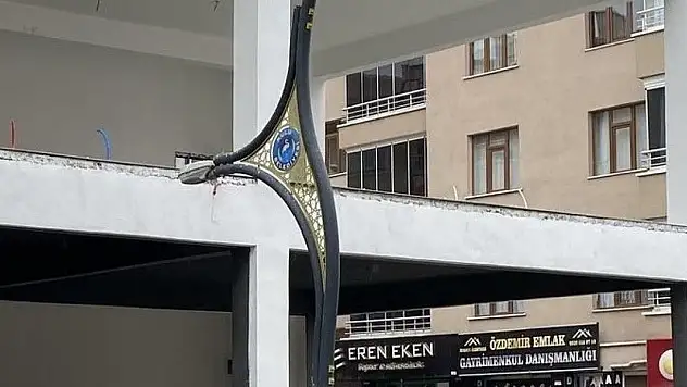 Boya ustası merdiven boşluğundan zemine düştü