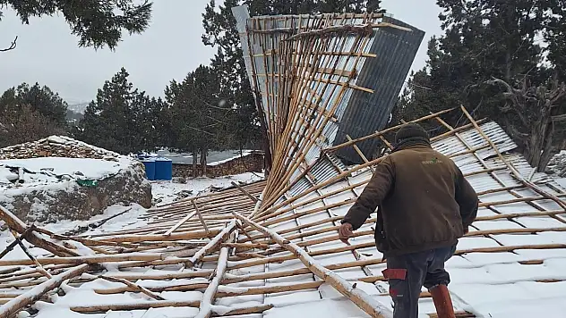 Bozkır'da şiddetli rüzgar ahırı kullanılamaz hale getirdi