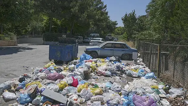 Buca Belediyesinde grev: Sokaklar çöple doldu