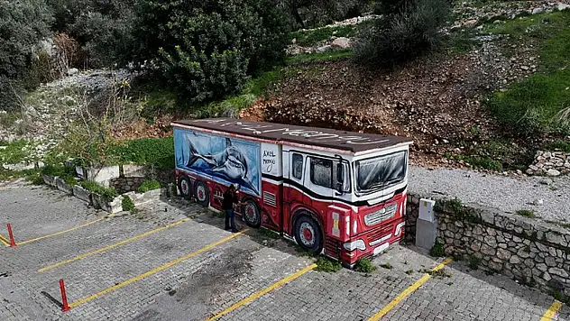 Burada duvarların dili var! Sokaklar onunla renkleniyor