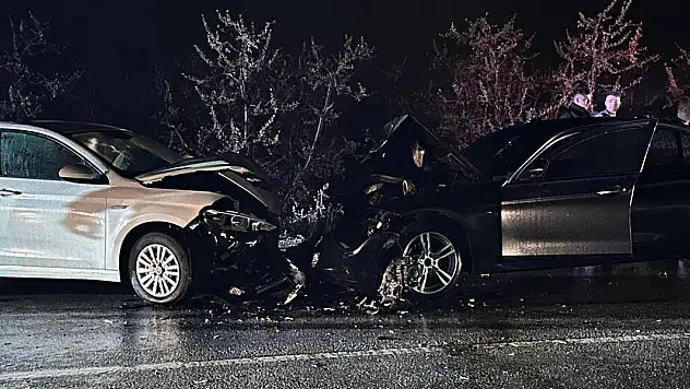Bursa'da iki otomobil kafa kafaya çarpıştı: 5 yaralı