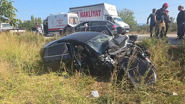Bursa'da iki otomobil kafa kafaya çarpıştı: 4 yaralı