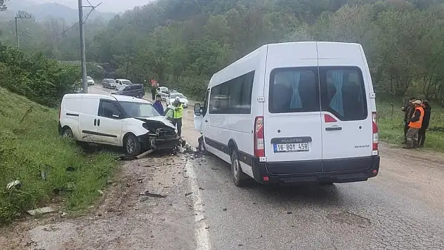 Bursa'da işçi servisi ile hafif ticari araç çarpıştı: 13 yaralı