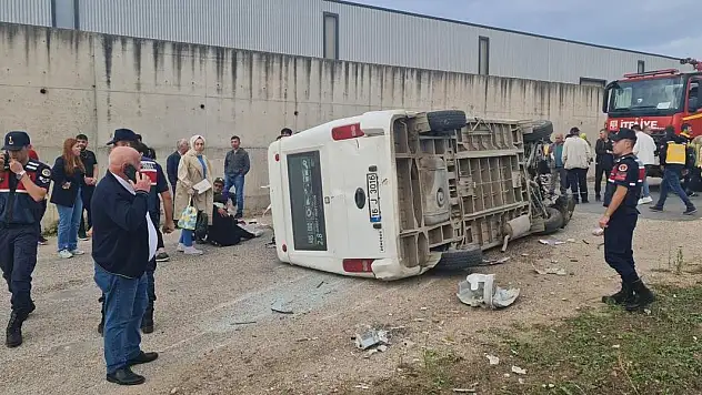 Bursa'da işçi servisi minibüsü devrildi: 13 yaralı