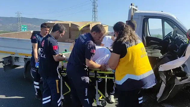 Bursa'da kamyonet otomobile çarptı: 2 kişi yaralandı