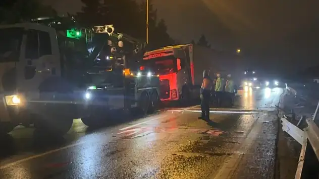 Büyükçekmece'de makaslayan tır nedeniyle kapatılan D-100 kara yolu trafiğe açıldı