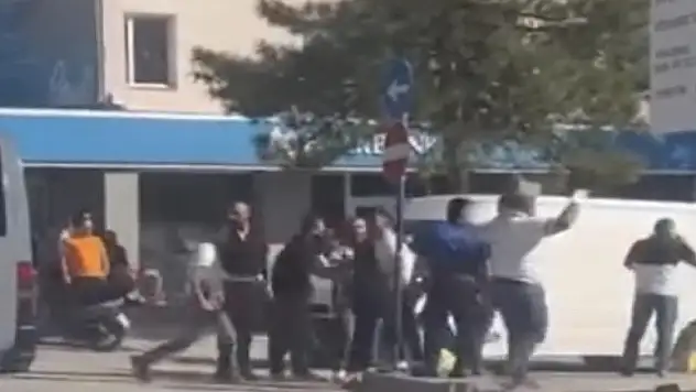 Cadde Ortasında Sopalı-Bıçaklı Kavga!