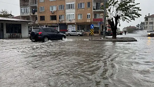 Cadde ve sokaklar göle döndü