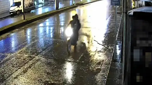 Çaldıkları motosikletle gezdikten sonra kaçtılar!