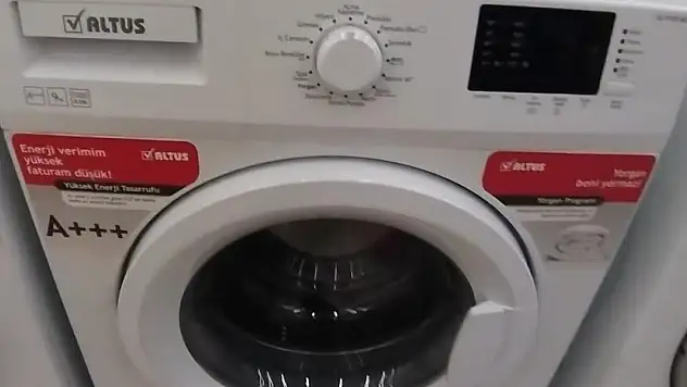 Çamaşır Makinesine Bir Top Alüminyum Folyo Koyduğunuzda Bakın Ne İşe Yarıyor?