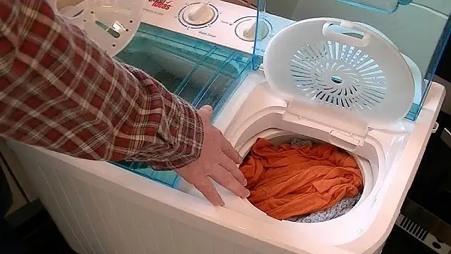 Çamaşır makinesinin içine atın : Makinedeki kılları ve tüyleri yok ediyor