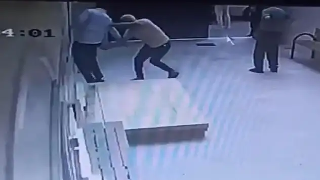 Cami avlusunda uyuşturucu içerken kendisini uyaran müezzini bıçakladı olay anı kamerada