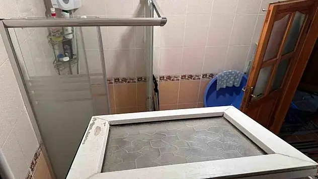 Camı kırıp eve girdi, yaşlı kadının ağzını bantlayıp altınları çaldı