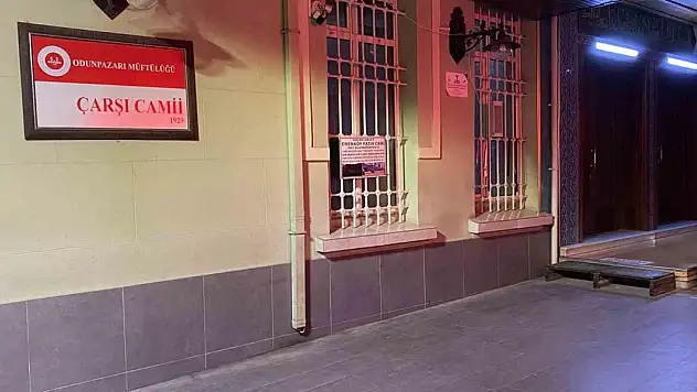 Camide uyuyan adam içeride mahsur kaldı