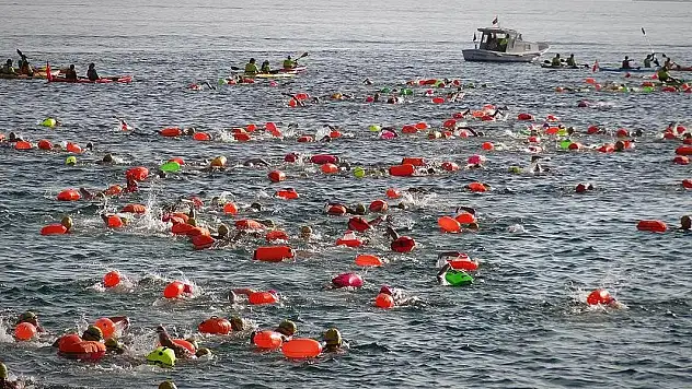 Çanakkale Boğazı Yüzme Yarışı'nda 20 ülkeden 1434 yüzücü kulaç attı