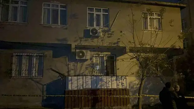 Çatlak ve kayma tespit edilen 2 katlı bina tahliye edildi
