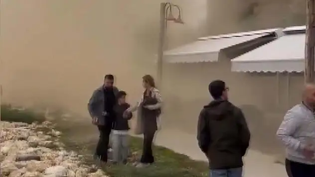 Çay bahçesine kaya parçaları düştü